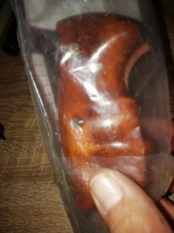 Pues eso dos cachas para revolver una payhmar o como se escriba para Colt, la otra nueva de madera para 02