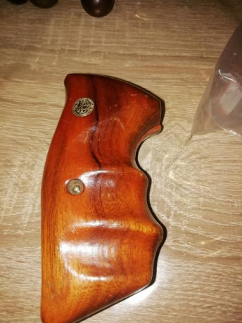 Pues eso dos cachas para revolver una payhmar o como se escriba para Colt, la otra nueva de madera para 01
