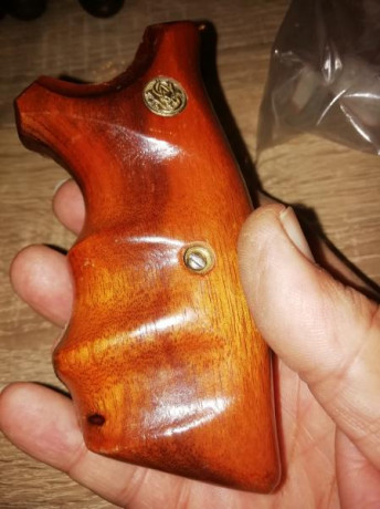 Pues eso dos cachas para revolver una payhmar o como se escriba para Colt, la otra nueva de madera para 00