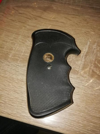 Pues eso dos cachas para revolver una payhmar o como se escriba para Colt, la otra nueva de madera para 11
