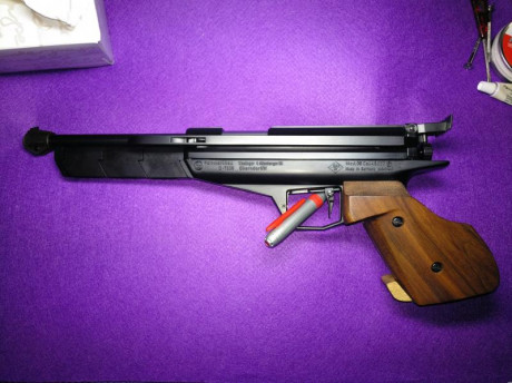 Hola,
vendo pistola FWB lp 80, esta en estupendas condiciones con apenas signos de uso, el pavonado  brillante 00