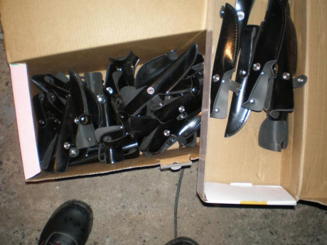 Pues eso vendo 55 fundas para cuchillo, tres medidas 7 unidades de 19 cm, 8 unidades de 22cm y 40 unidades 00