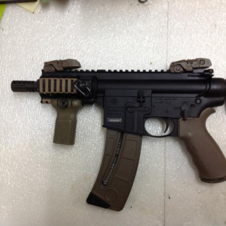 Se vende pistola S&W M&P 15/22 P cal. 22 Lr guiada en F con dos cargadores de 25 cartuchos y uno 00