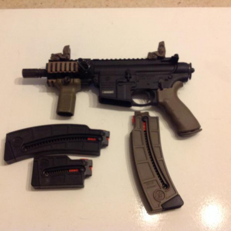 Se vende pistola S&W M&P 15/22 P cal. 22 Lr guiada en F con dos cargadores de 25 cartuchos y uno 12
