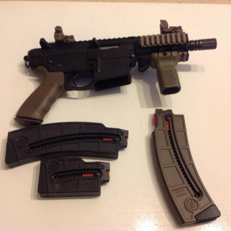 Se vende pistola S&W M&P 15/22 P cal. 22 Lr guiada en F con dos cargadores de 25 cartuchos y uno 11