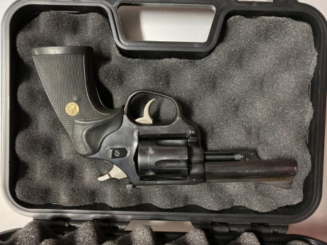 Hola!
Vendo Revólver Astra .38/.357 Magnum de 6 cartuchos negro pavonado con cachas de goma originales 02
