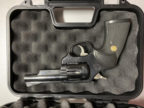 Hola!
Vendo Revólver Astra .38/.357 Magnum de 6 cartuchos negro pavonado con cachas de goma originales 01