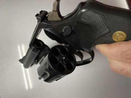 Hola!
Vendo Revólver Astra .38/.357 Magnum de 6 cartuchos negro pavonado con cachas de goma originales 00