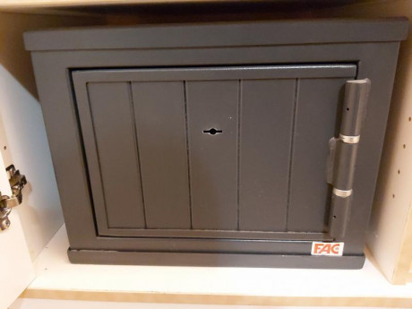Hola. Vendo esta pistola guiada en F. Año 2009. Cañon de 5,5 pulgadas.
Con un cargador, caja original, 121