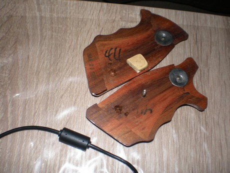 Pues eso dos cachas para revolver una payhmar o como se escriba para Colt, la otra nueva de madera para 60