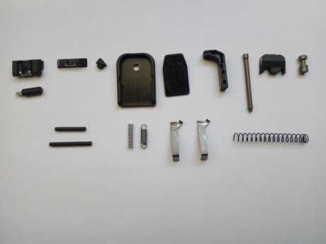 Vendo BARATO   30 € gastos envio incluidos   un lote de repuestos para pistolas Glock, compuesto por el 00