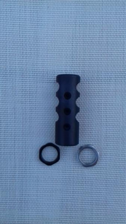 Vendo este freno de boca para rosca M18x1, calibre 30.
Se rosca y se aprieta con la contratuerca que trae.
Muy 00