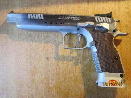 RESERVADA.- Pistola Tanfoglio Limited 9 mm. con cañones de 5" y 6" (perfectos) y 2 cargadores.
-El 11