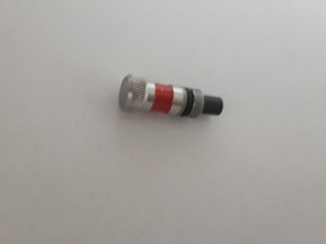 Se vende la aguja percutora nueva (se uso una vez) y el tornillo para disparar en seco, 
PRECIO: ambos 01