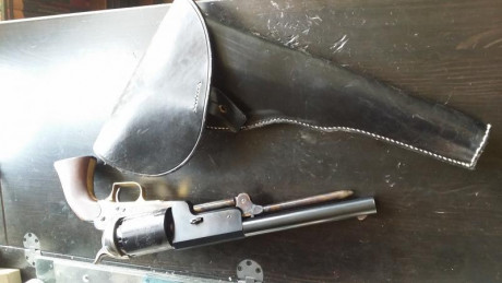 Se vende este revolver de avancarga Colt Walker de la marca Uberti. A pesar de que le ligé la culata para 01