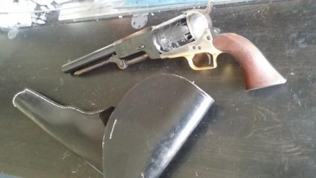 Se vende este revolver de avancarga Colt Walker de la marca Uberti. A pesar de que le ligé la culata para 00