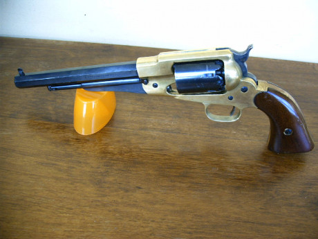 Por falta de tiempo, pongo a la venta un revólver Remington de Pietta, calibre 44, con muy poco uso y 02
