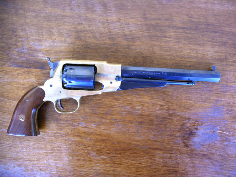 Por falta de tiempo, pongo a la venta un revólver Remington de Pietta, calibre 44, con muy poco uso y 01