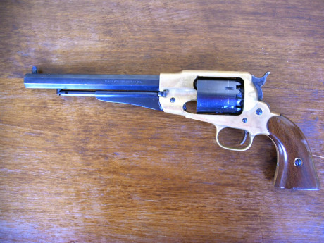 Por falta de tiempo, pongo a la venta un revólver Remington de Pietta, calibre 44, con muy poco uso y 00