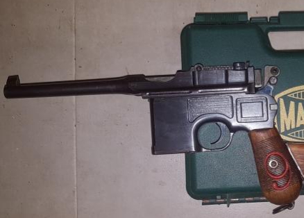 La mas deseada de todas las Mauser, calibre 9pb guiada en f
todos los numeros coincidentes salvo la funda 00