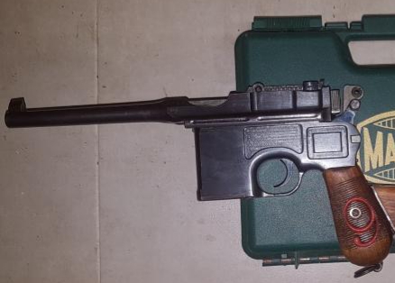 La mas deseada de todas las Mauser, calibre 9pb guiada en f
todos los numeros coincidentes salvo la funda 00