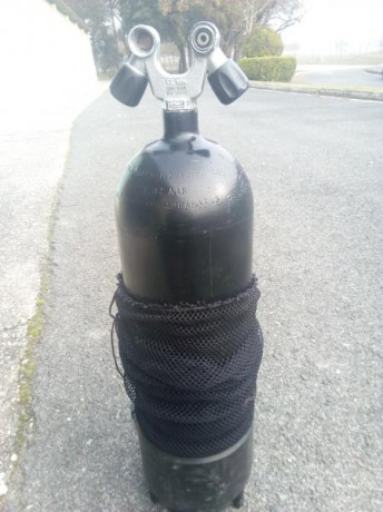 Hola, de vende botella de 12L de  aire comprimido marca FABER 230 bares.con culote , red y doble grifería.
Está 00