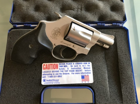    Revolver SMITH and WESSON .38 SPL+P   

Utilizado únicamente para realizar los cinco disparos de prueba. 02