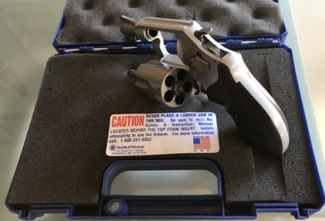    Revolver SMITH and WESSON .38 SPL+P   

Utilizado únicamente para realizar los cinco disparos de prueba. 01
