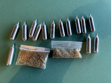 Hola sin uso en caja pistola COLT DEFENDER. “ botellas. Bolas.  Caza balines. y blancos que no salen en 00