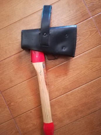 Vendo hacha datada en funda de 1959. En perfecto estado. Funda para porte en cuero con refuerzo de metal 00