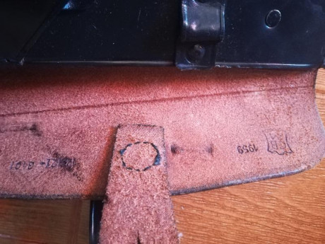 Vendo hacha datada en funda de 1959. En perfecto estado. Funda para porte en cuero con refuerzo de metal 12