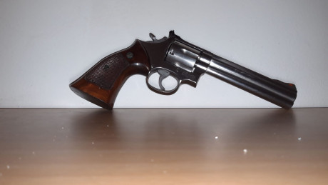 Un compañero vende el revolver del asunto. Su estado es impecable. 
Pide 350€, y se acompaña de cachas 00