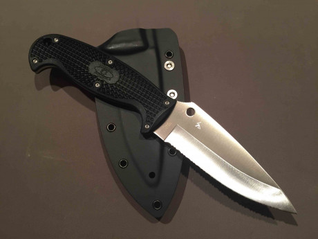VENDIDO, nuevo a estrenar. Cuchillo táctico Spyderco JumpMaster 2 con hoja de acero H1 que resiste inmersiones. 01