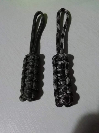 Dos rabizas de paracord a estrenar
Se venden por no usar 
Verde caqui y gris /negra
De regalo pequeña 01