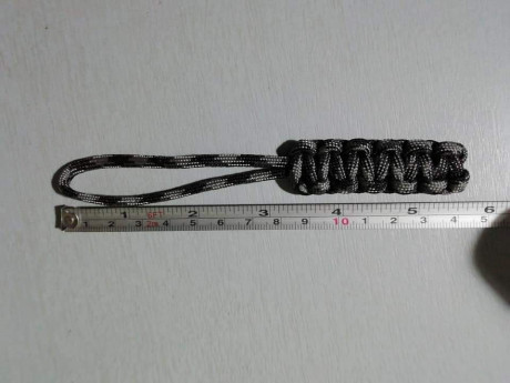 Dos rabizas de paracord a estrenar
Se venden por no usar 
Verde caqui y gris /negra
De regalo pequeña 00