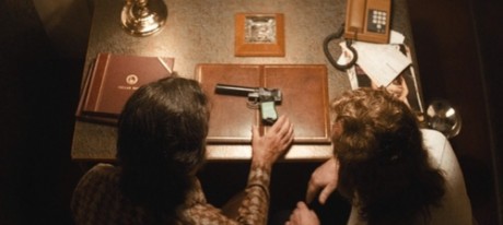 Compañeros,

En vista de las ganas de algunos (Elcafe, Wilcow, Vrakk, etc) por adivinar armas de películas 90