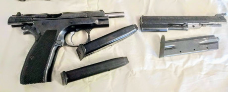 Se vende CZ 75, con Kit del 22, dos cargadores de 9 mm, uno del 22 y maletín de transporte. Muy poco uso. 02