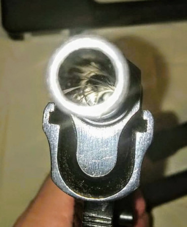 Se vende CZ 75, con Kit del 22, dos cargadores de 9 mm, uno del 22 y maletín de transporte. Muy poco uso. 00