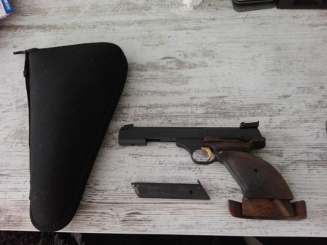 Vendo Pistola Browning FN internacional cal.22,poco uso ,con contrapeso (cañon),transportin y kit de limpieza.licencia 02