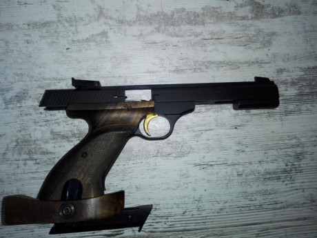 Vendo Pistola Browning FN internacional cal.22,poco uso ,con contrapeso (cañon),transportin y kit de limpieza.licencia 00