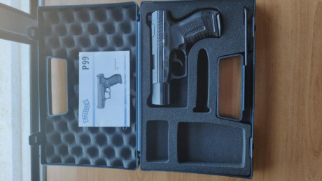 Vendo WALTER P99, dos cargadores, dos cachas para adaptar, puntos de mira de repuesto, maletín de transporte, 02