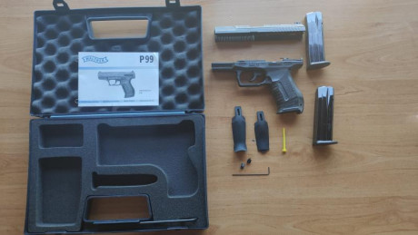 Vendo WALTER P99, dos cargadores, dos cachas para adaptar, puntos de mira de repuesto, maletín de transporte, 00