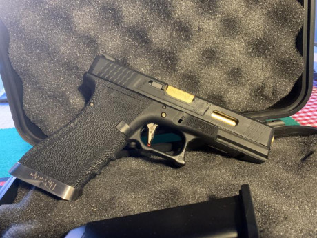 Vendo pistola completamente nueva de airsoft
Marca WE Glock 17 negra y dorada.
Factura de compra de Diciembre 01