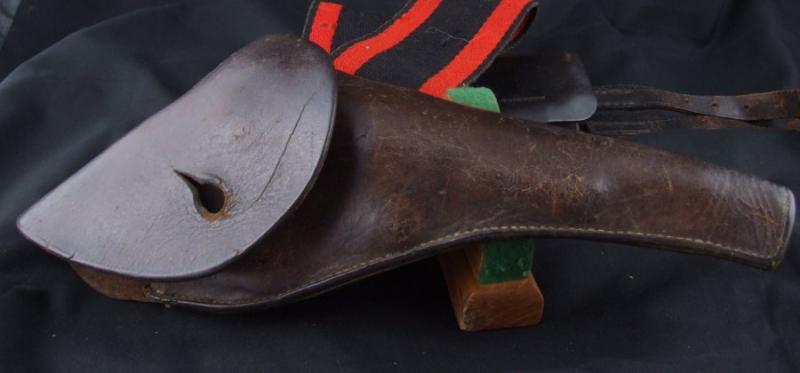 Hola, con el unico animo de engordar este foro, os pongo unas fotos de un revolver Lefucheaux, dice que 02