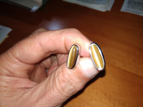 2 pares de gemelos, unos de Maximo Dutti con incrustacion de nacar y otros con lo que parece un simbolo 21