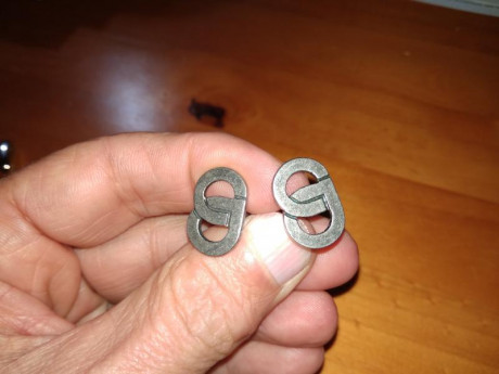 2 pares de gemelos, unos de Maximo Dutti con incrustacion de nacar y otros con lo que parece un simbolo 20