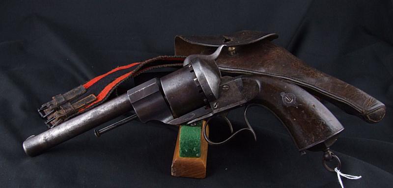Hola, con el unico animo de engordar este foro, os pongo unas fotos de un revolver Lefucheaux, dice que 01