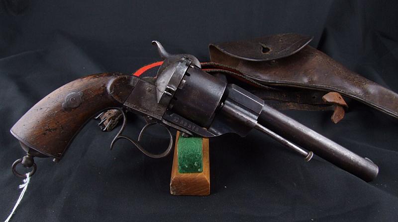 Hola, con el unico animo de engordar este foro, os pongo unas fotos de un revolver Lefucheaux, dice que 00