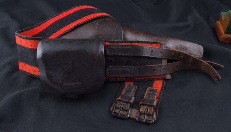 Hola, con el unico animo de engordar este foro, os pongo unas fotos de un revolver Lefucheaux, dice que 11