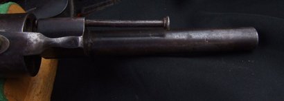 Hola, con el unico animo de engordar este foro, os pongo unas fotos de un revolver Lefucheaux, dice que 22
